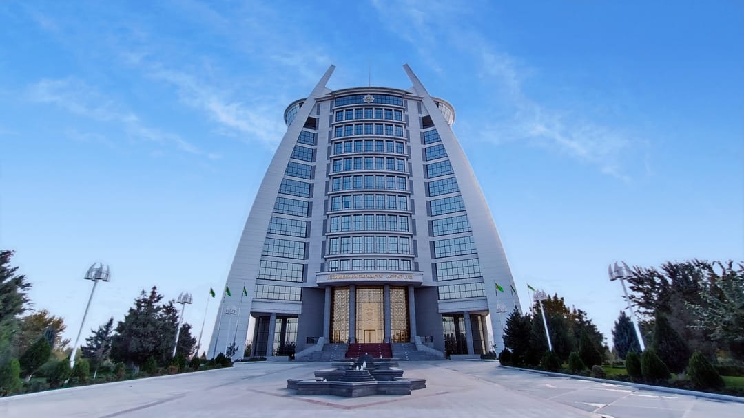 Ветерану «Туркменарагатнашык» вручены награды от имени Президента к 80-летию Победы