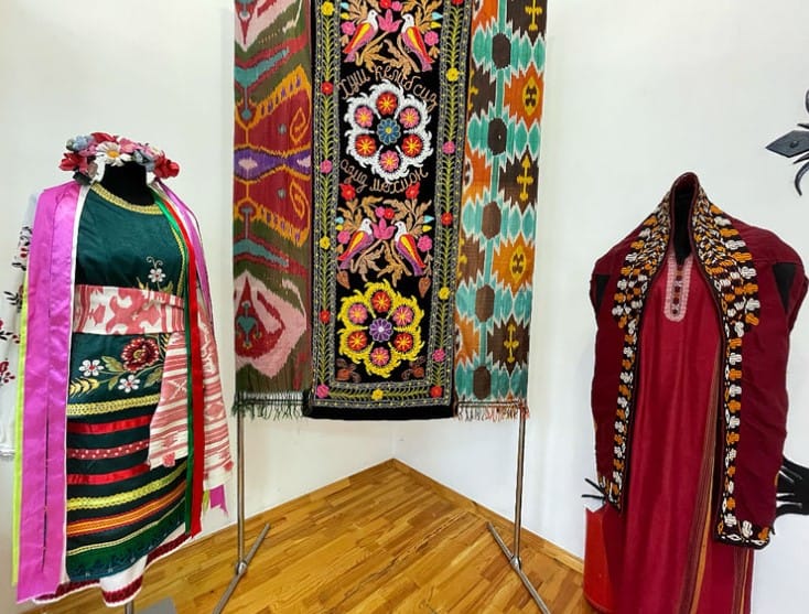 Свадебный наряд туркменской невесты представлен на выставке в Казахстане