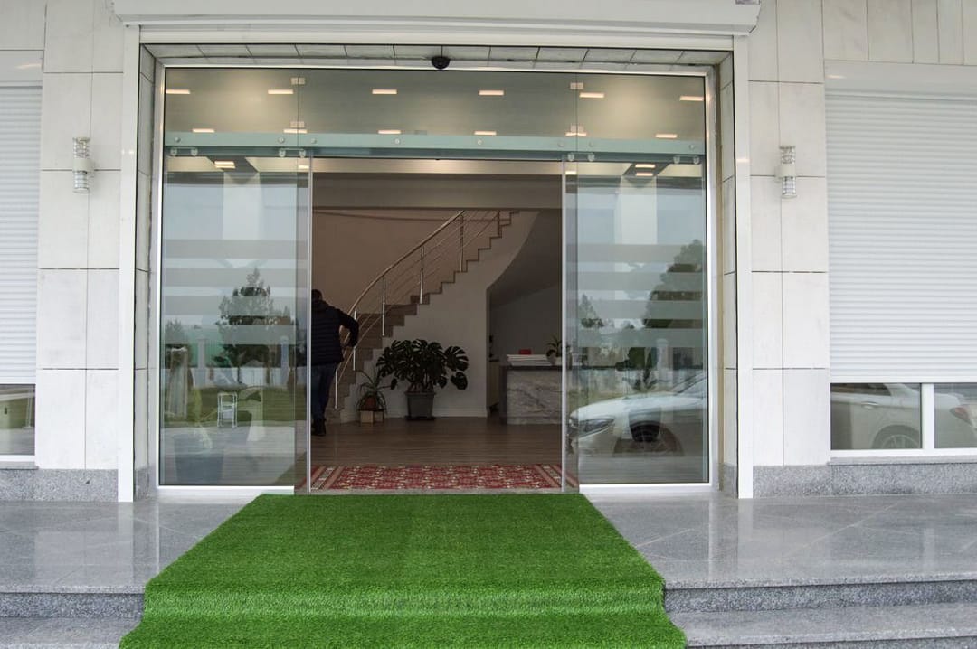 «AkDag» türkmen kompaniýasy ygtybarly awtomatiki şlagbaumlary we süýşýän gapylary hödürleýär