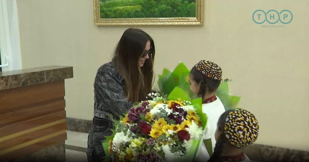 Rus aýdymçylary Nýuşa we Olga Şultaýs Aşgabada geldiler