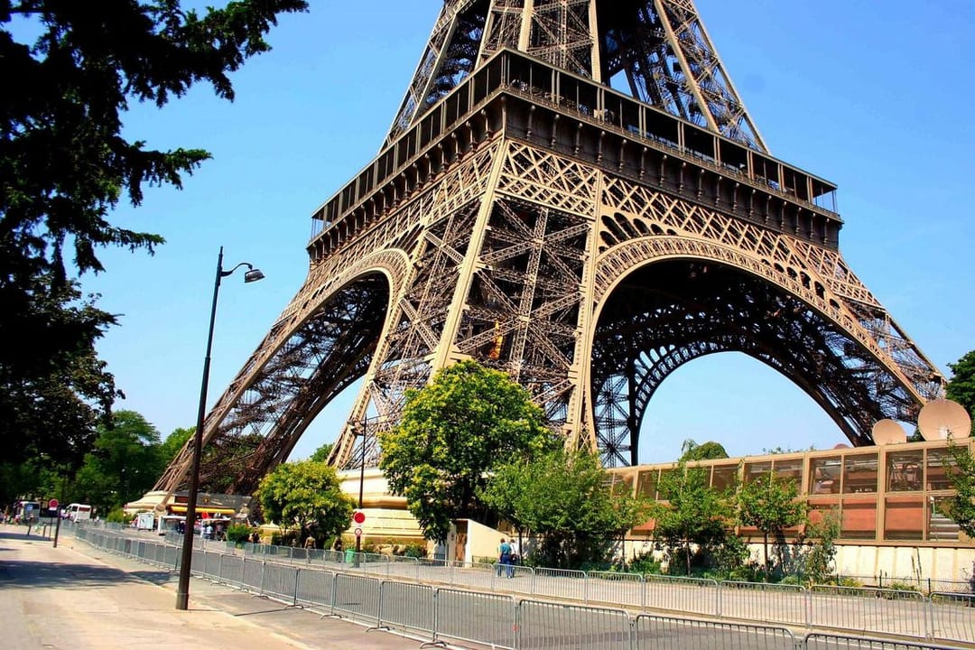 Эйфелева башня снова принимает туристов
