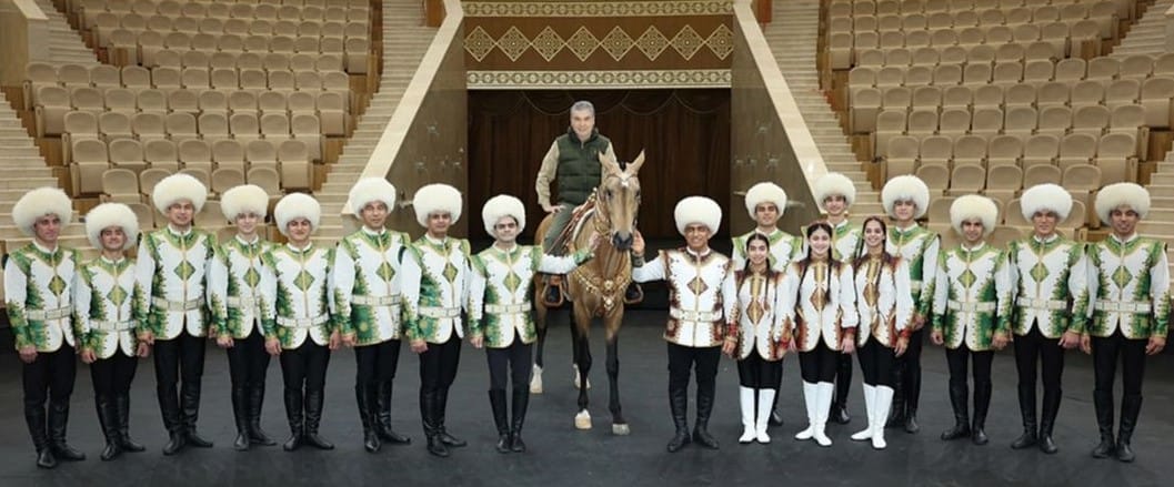 «Galkynyş» toparyna Gahryman Arkadag bilen düşülen fotosurat portret görnüşinde sowgat berildi