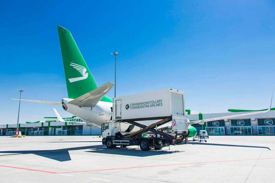 Авиакомпания «Туркменистан» вводит новые тарифы для иностранцев на рейсы из России