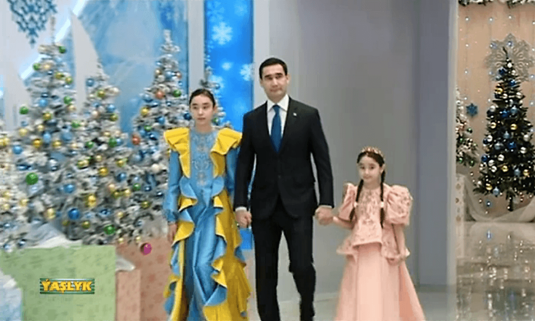 Сердар Бердымухамедов вместе с детьми посетил новогоднее торжество в Торгово-промышленной палате