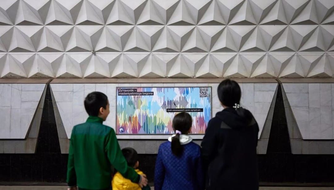 В метро Ташкента появилась социальная реклама против насилия в отношении женщин