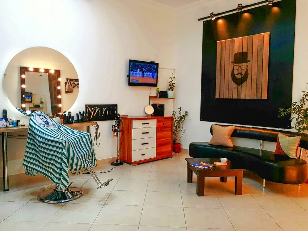 «Versal» salony wersiýasy saç bejermek hyzmatlarynyň ähli görnüşlerini hödürleýär