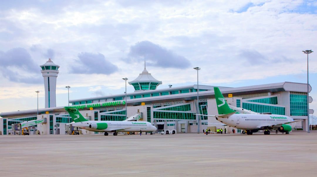 В аэропорт Туркменбаши начали прибывать иностранные гости для участия в КЭФ-2019