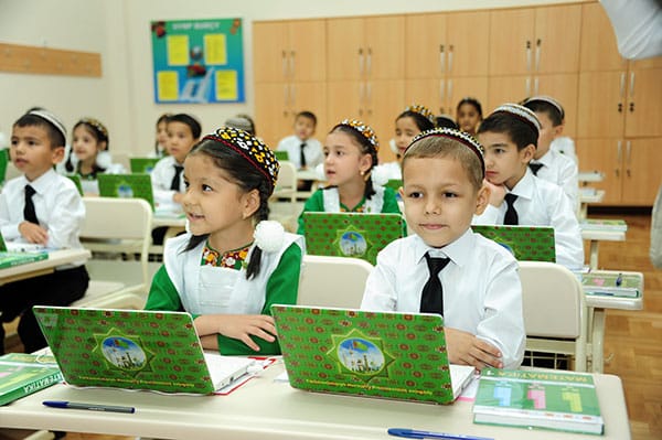 Около 160 тысяч компьютеров подарит Президент Туркменистана в 2020 году первоклассникам страны