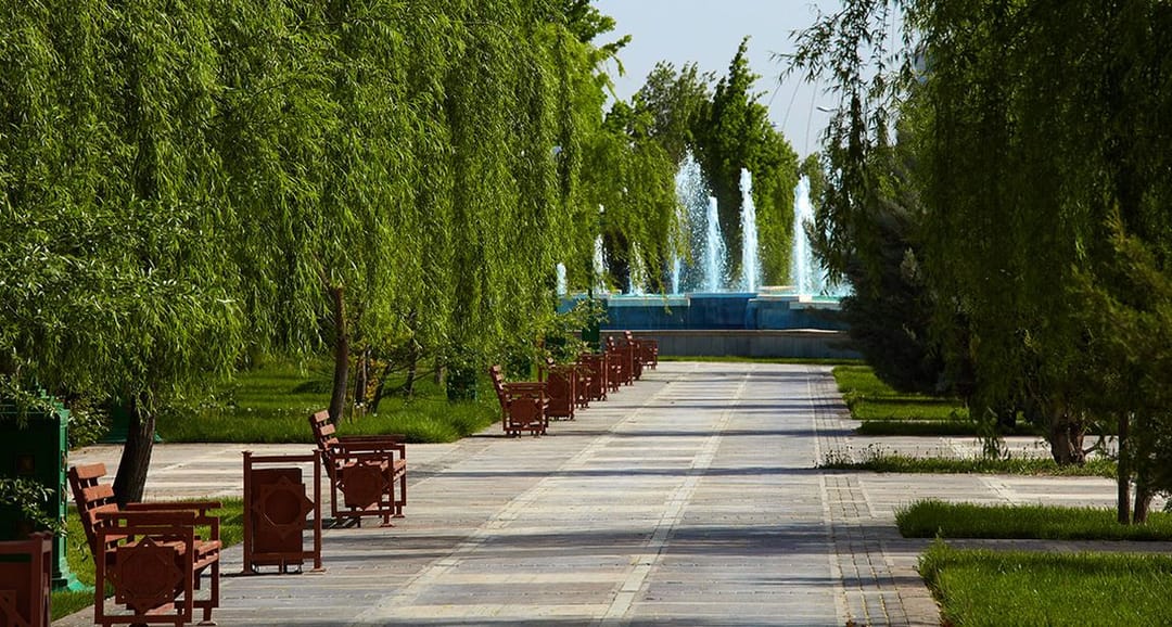 В Ашхабад приходит жаркая погода, но не без сюрпризов