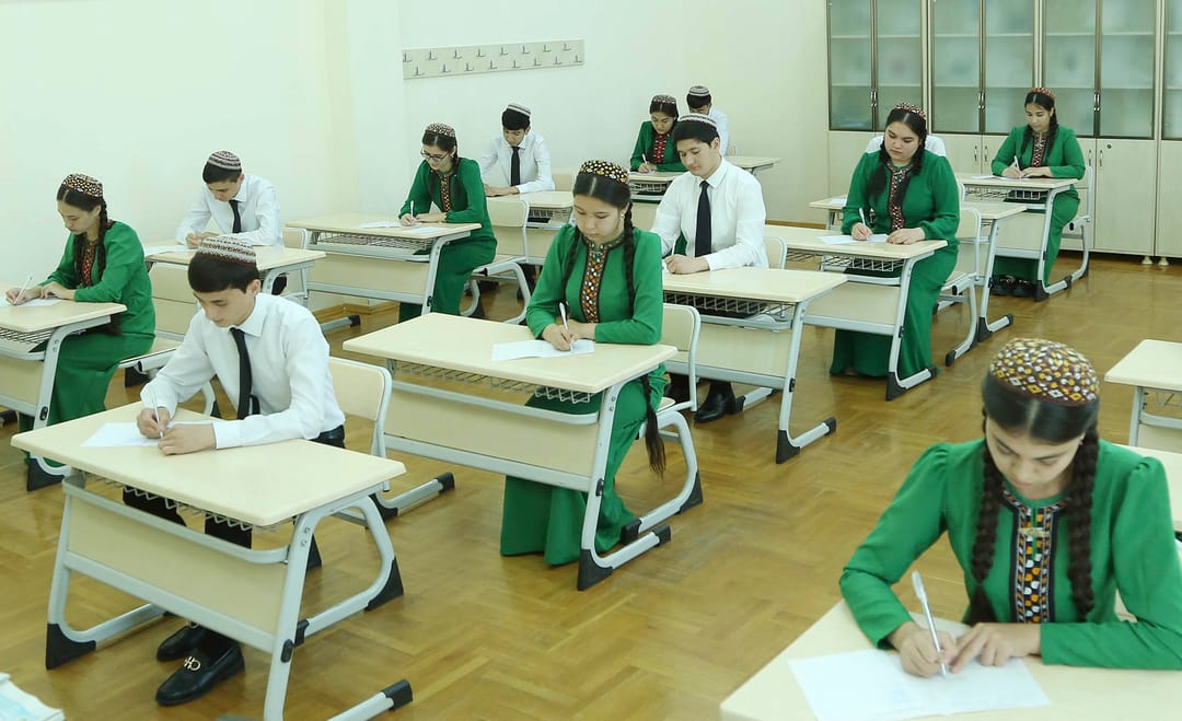 В восточном регионе Туркменистана сдают экзамены более 19 300 старшеклассников 
