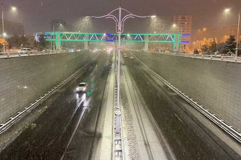 Водителей в Туркменистане призвали ездить осторожнее в снегопад