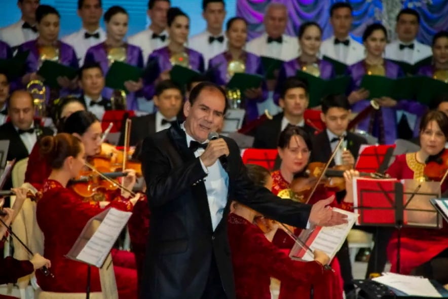 People's Artist of Turkmenistan Atageldy Garyagdyev sang a song for a future film about Magtymguly