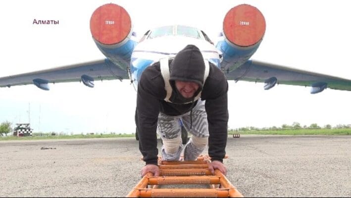A hero from Kazakhstan dragged a plane weighing more than 20 tons