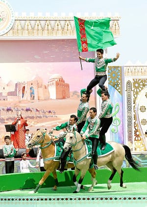 Туркменистан готовится торжественно отметить Национальный праздник туркменского скакуна
