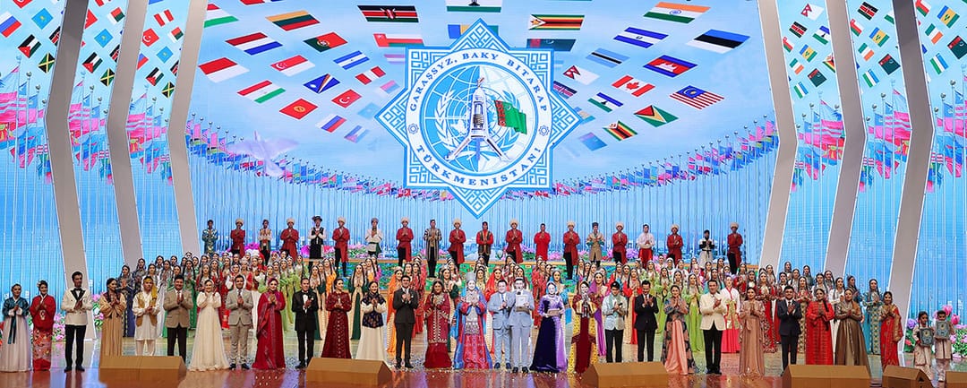 Президент Туркменистана посетил праздничный концерт