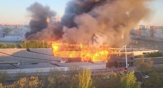 Parižde zibili gaýtadan işleýän zawod ýandy