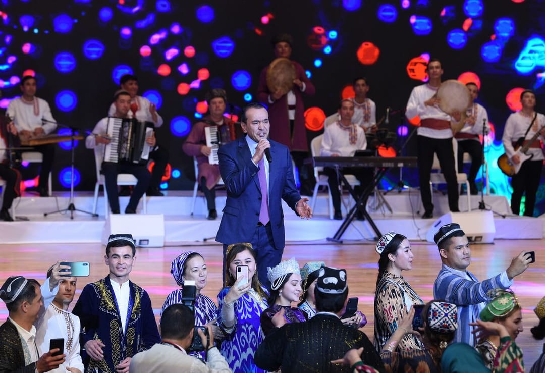 Özbegistanyň medeniýet ministri türkmen we özbek halklarynyň dostluk festiwalynda aýdym aýtdy