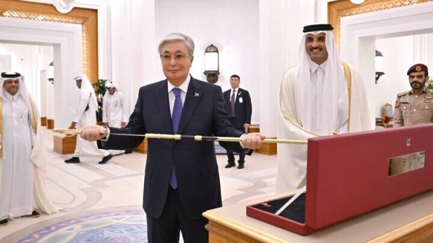 Tokaýewe Katary esaslandyryjy Şeýh bin Taniniň gylyjyny sowgat berdiler