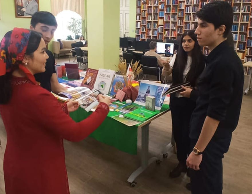 Туркменские студенты в Москве приняли участие в выставке к Международному дню родного языка