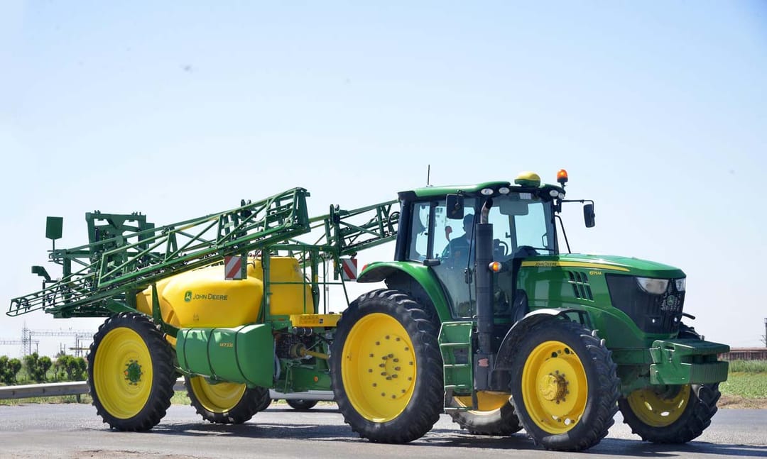На восток Туркменистана поступила новая партия сельхозтехники John Deere M732i