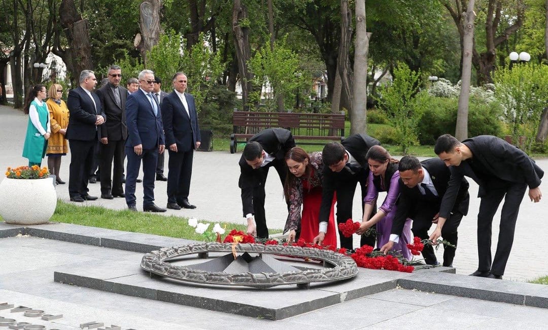 Diplomats of Turkmenistan, Iran and Kazakhstan laid flowers at the Eternal Flame in Astrakhan