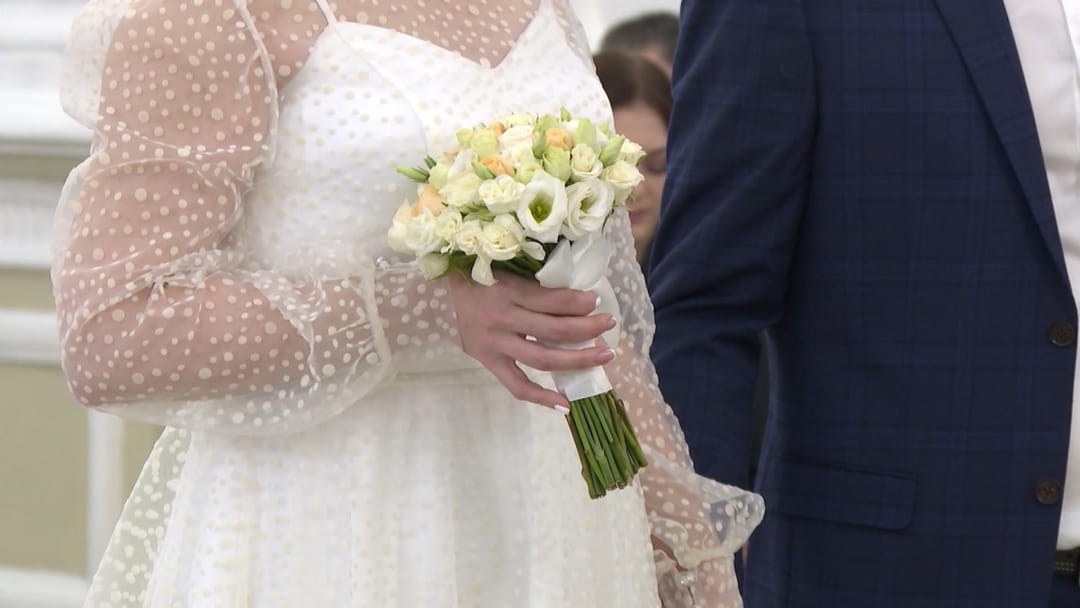 В Петербурге за летний сезон поженились более 18 тысяч пар