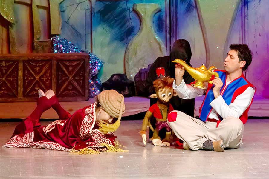 На сцене Туркменского государственного театра кукол - премьера спектакля «Аладдин»