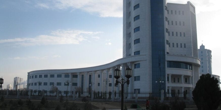 Sankt-Peterburgyň gubernatory Aşgabatdaky türkmen-rus orta mekdebine taryh kitaplaryny sowgat berdi