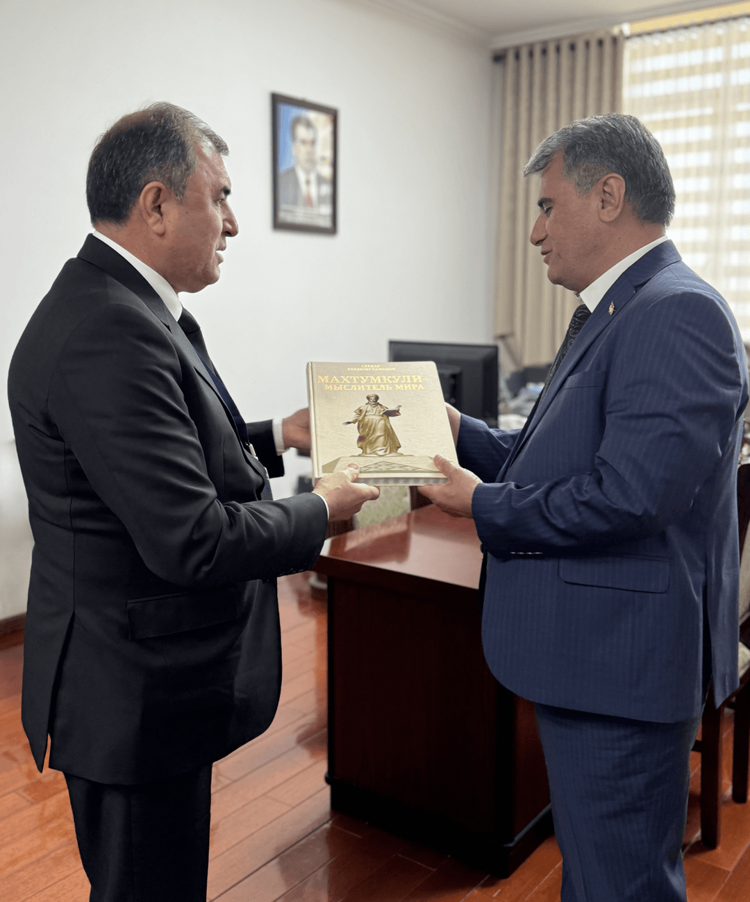 Туркменская делегация передала книги в фонд Национальной библиотеки Таджикистана