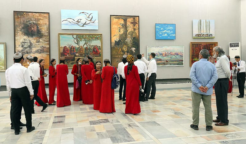 В Ашхабаде открылся вернисаж картин педагогов Академии художеств