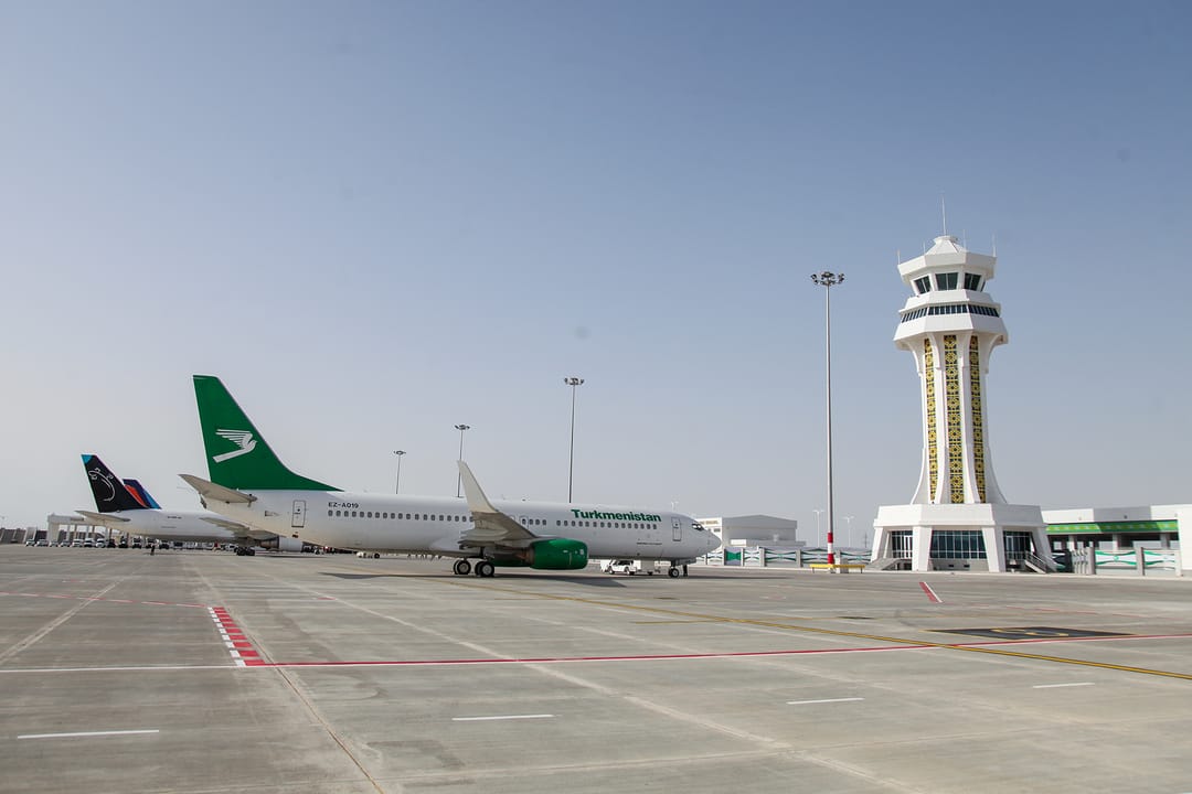 Prezident Balkanabat Halkara howa menzilinde uçarlaryň ilkinji gonuşlaryny synlady