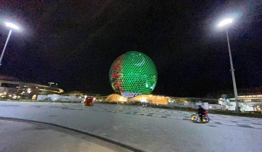 Здание музея «Нур Алем» в Нур-Султане окрасилось в цвета флага Туркменистана