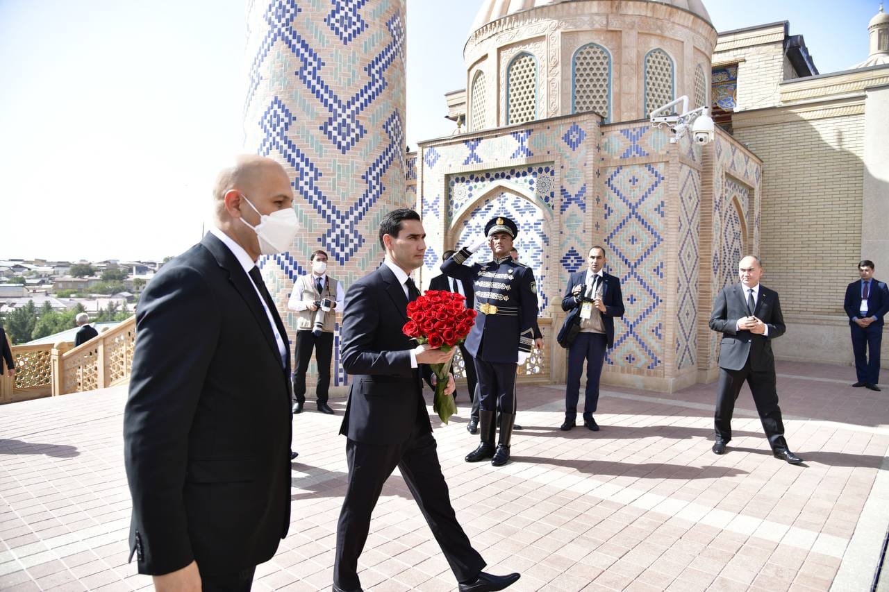 Сердар Бердымухамедов посетил мавзолей Ислама Каримова