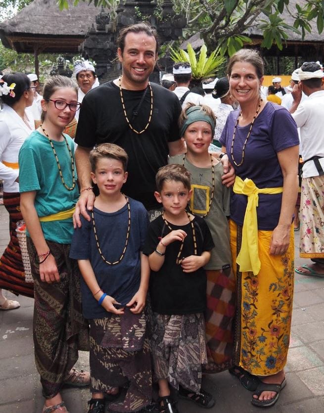 Трогательная история: родители решили показать мир детям до того, как они потеряют зрение