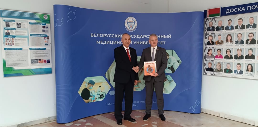 Посол Туркменистана в Минске встретился с туркменскими студентами белорусских вузов