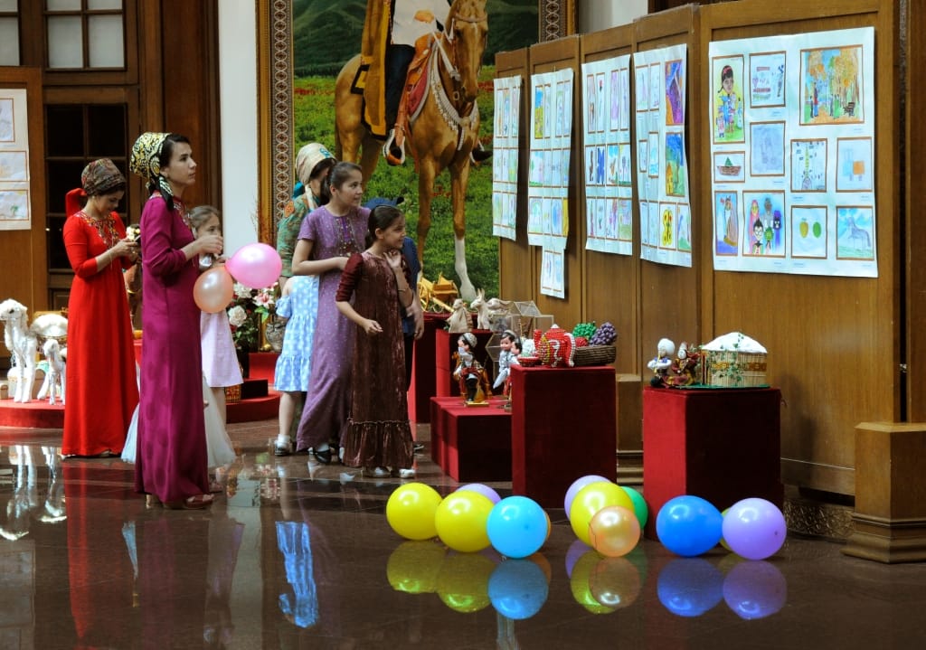 В Государственном музее открылась выставка «Туркменистан – страна счастливых детей»