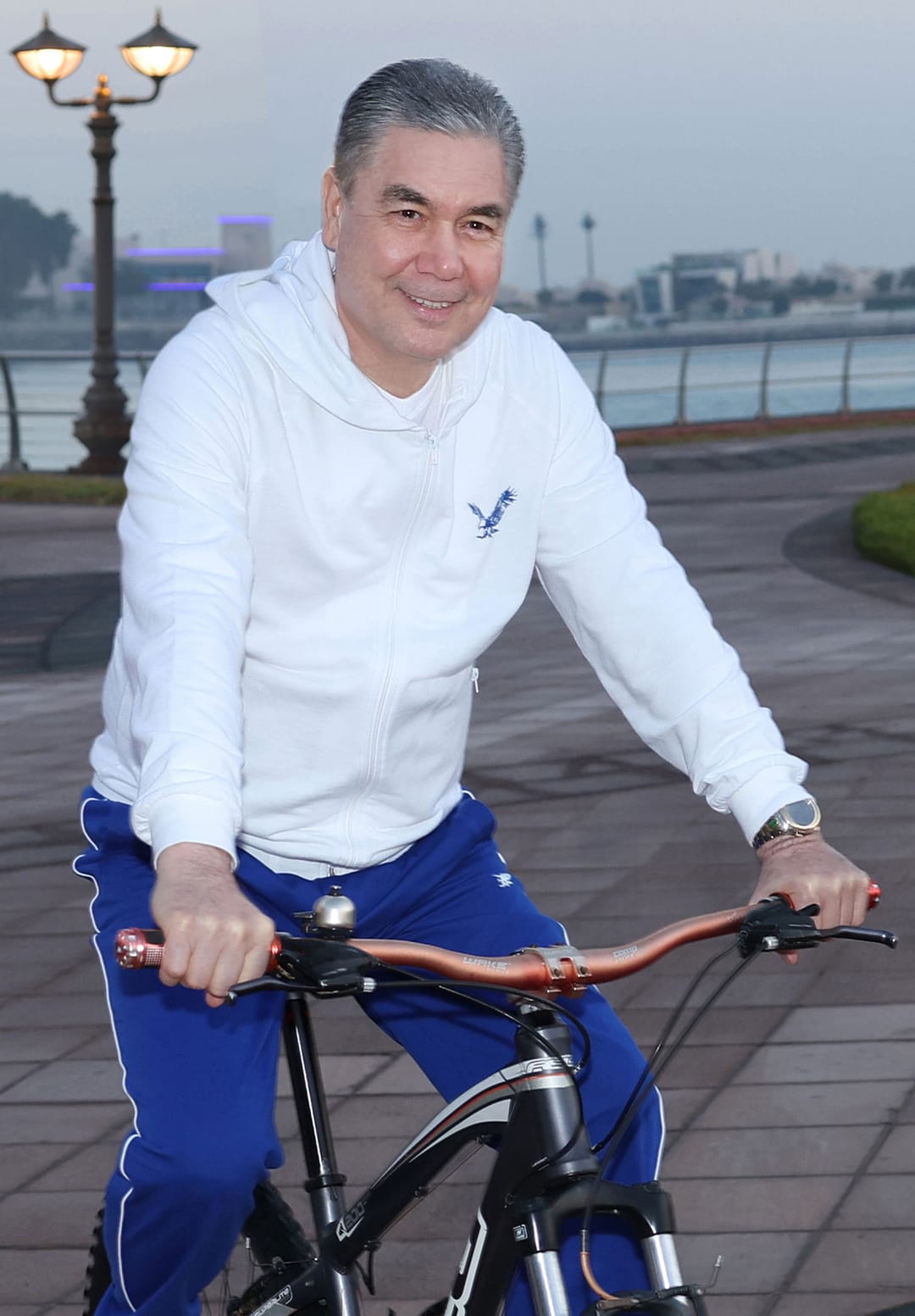 Gurbanguly Berdimuhamedow Abu-Dabide welosipedli gezelenç etdi