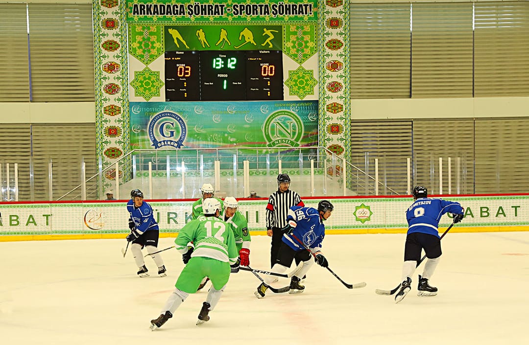 Президент Туркменистана подарил спортивную форму хоккейным командам «Галкан» и «Несил»