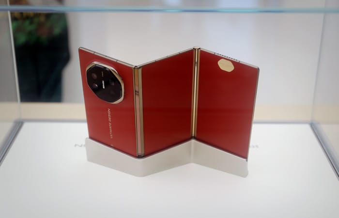 «Huawei» halkara bazara dünýäde ilkinji üç epilýän «Mate XT» smartfonyny çykardy