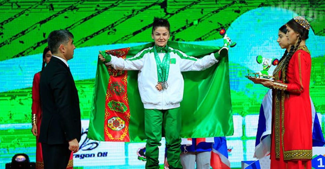 Юлдуз Джумабаевой из Туркменистана поменяли две «бронзы» на «серебро» на ЧМ-2018 по тяжёлой атлетике