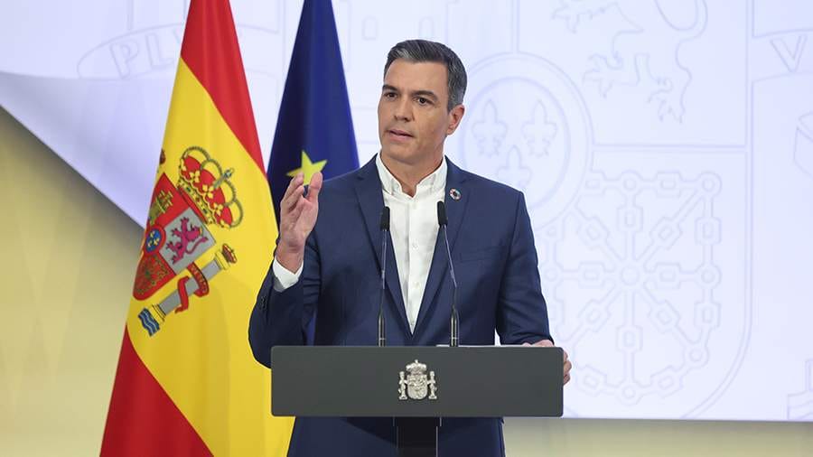 Ispaniýanyň hökümet başlygy galstukdan ýüz öwürmäge çagyrdy
