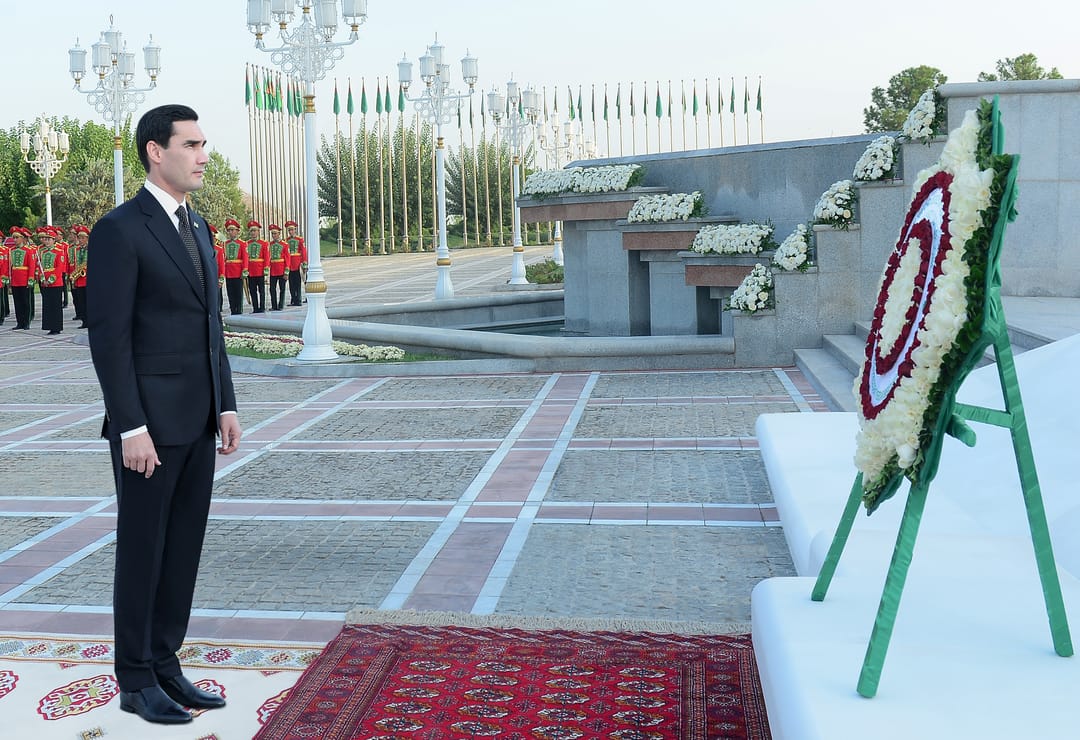 Türkmenistanyň Prezidenti Garaşsyzlyk binasyna gül goýmaga gatnaşdy