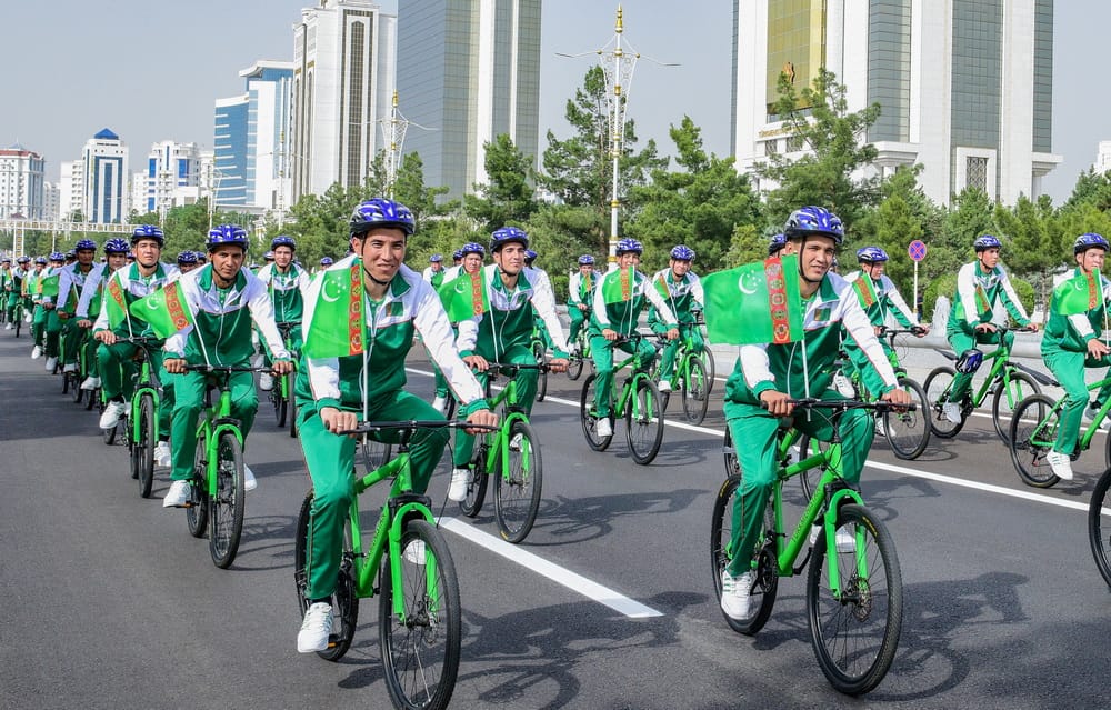 Türkmenistanyň Prezidenti köpçülikleýin welosipedli ýörişe gatnaşdy