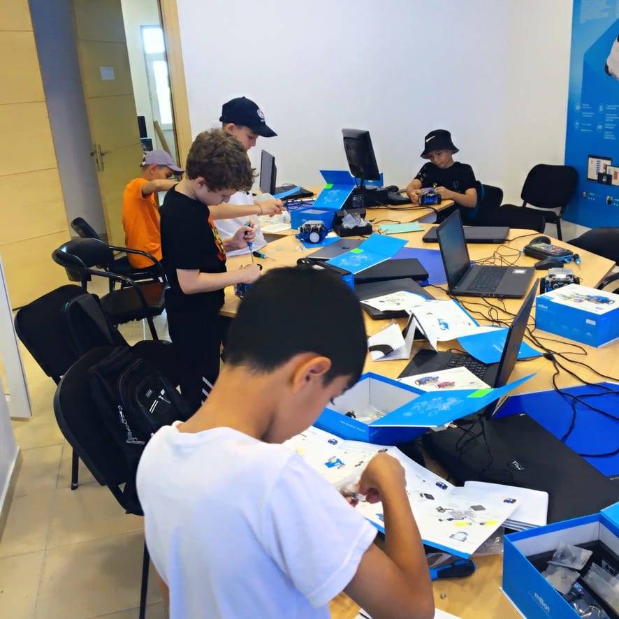 «ImdatBot» robototehnikany öwrenmäge isleg bildirýän çagalar üçin gyşky okuwlary guraýar