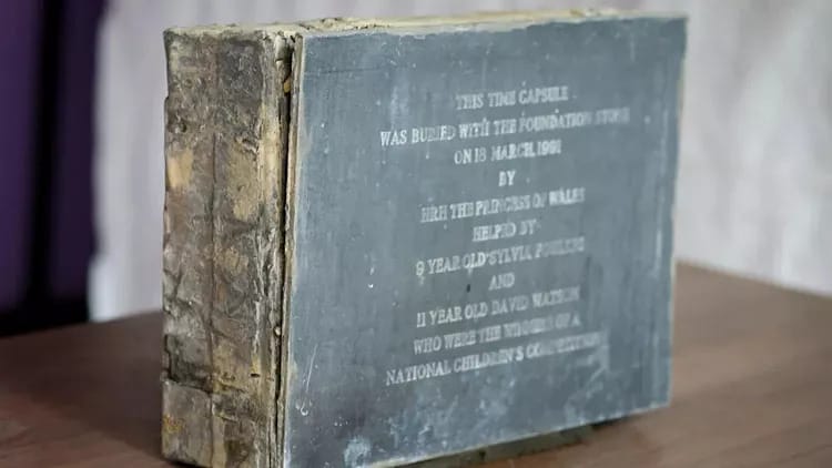 Londonda şa zenan Diana tarapyndan ýere gömlen wagt gaby açyldy