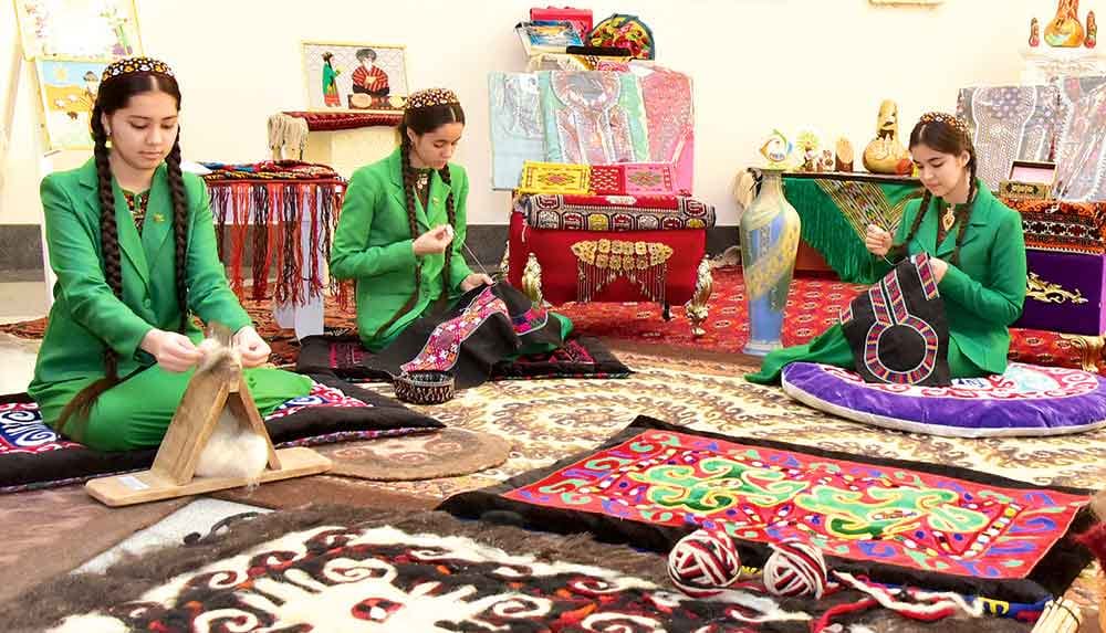 Mekdep okuwçylarynyň arasynda yglan edilen hünär-döredijilik bäsleşiginiň ýeňijileri belli boldy