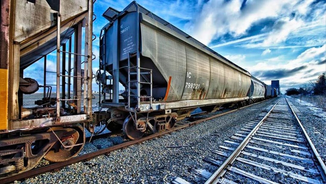 Силач из Баку сдвинул мизинцами три грузовых вагона