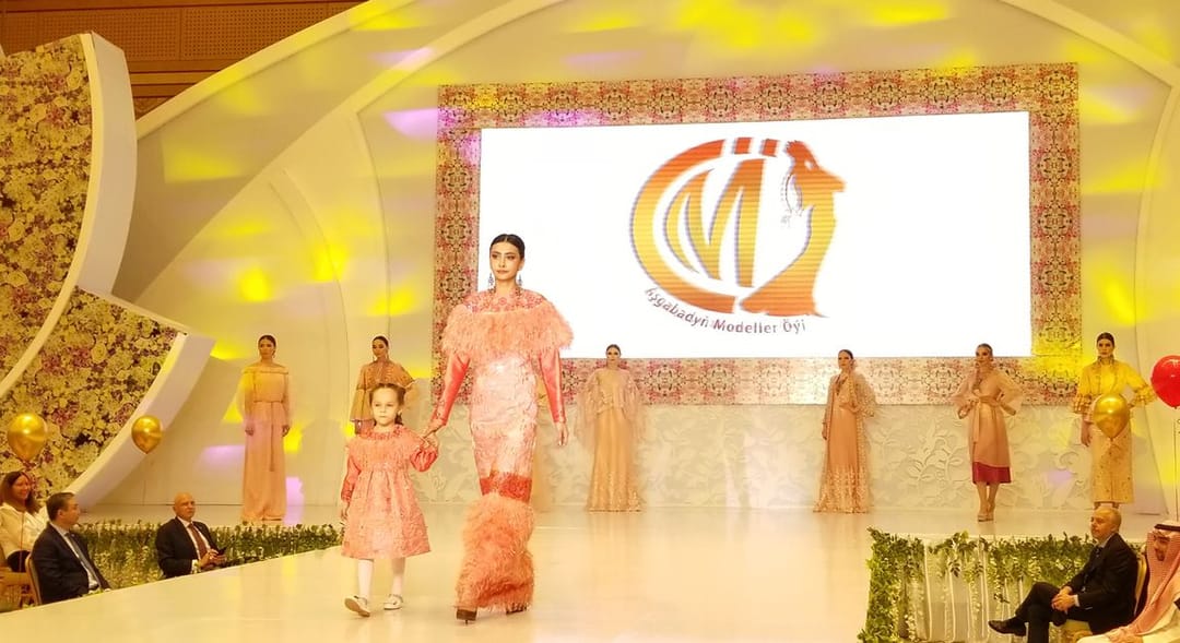 В Ашхабаде состоялся модный показ «Весна-лето 2021»