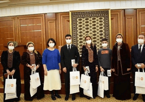 В Туркменистане наградили победителей конкурса на лучшие эмблему и девиз переписи населения-2022