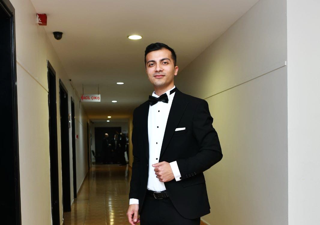 A student from Turkmenistan sings in a famous choir in Türkiye